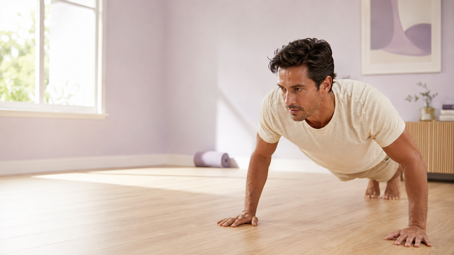 Mann Mitte 30 in kontrolliertem Liegestütz im hellen Wohnzimmer – 20-Minuten Bodyweight-Workout zu Hause