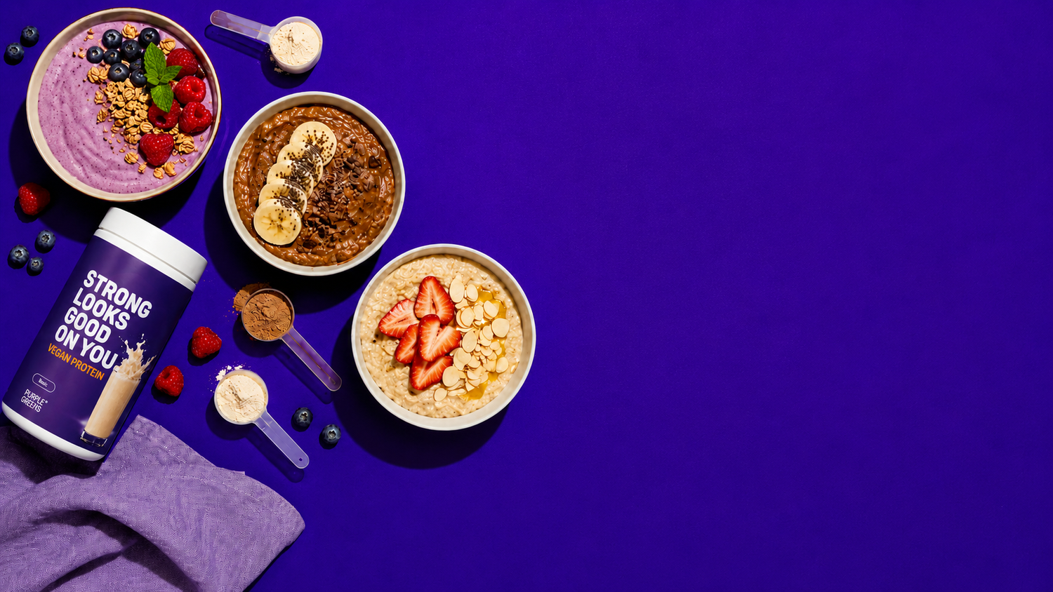 Drei Protein-Frühstücks-Bowls auf sattem Brand-Lila: Berry, Chocolate und Vanilla – mit PurpleGreens® Protein-Pulver