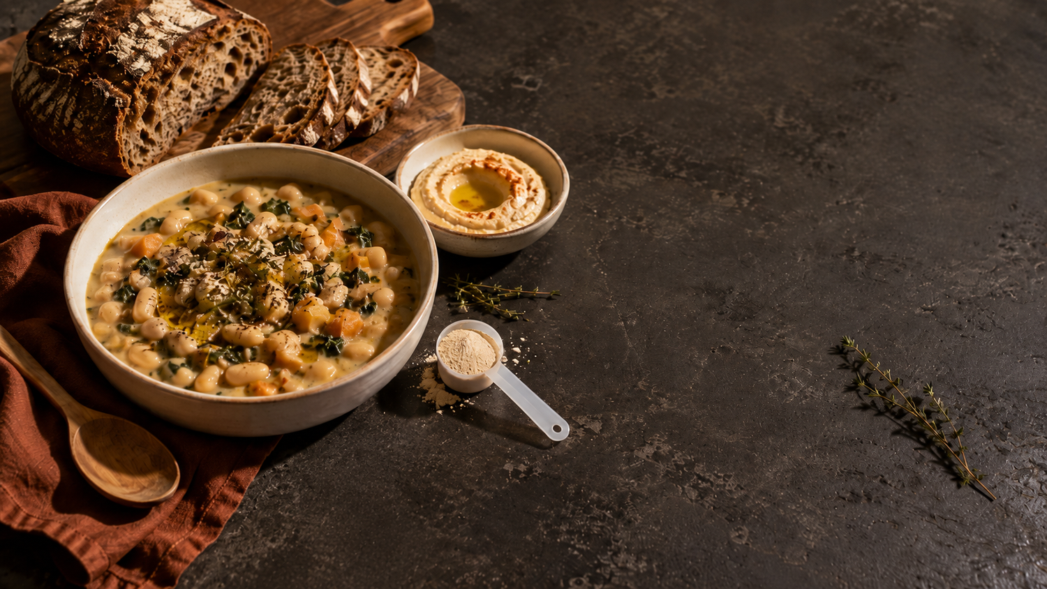 Cremige Linsensuppe auf dunklem Steintisch mit Sourdough-Brot und PurpleGreens® Basic Protein – herzhafte Protein-Mahlzeit
