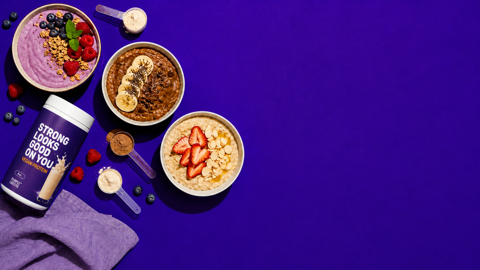 Drei Protein-Frühstücks-Bowls auf sattem Brand-Lila: Berry, Chocolate und Vanilla – mit PurpleGreens® Protein-Pulver