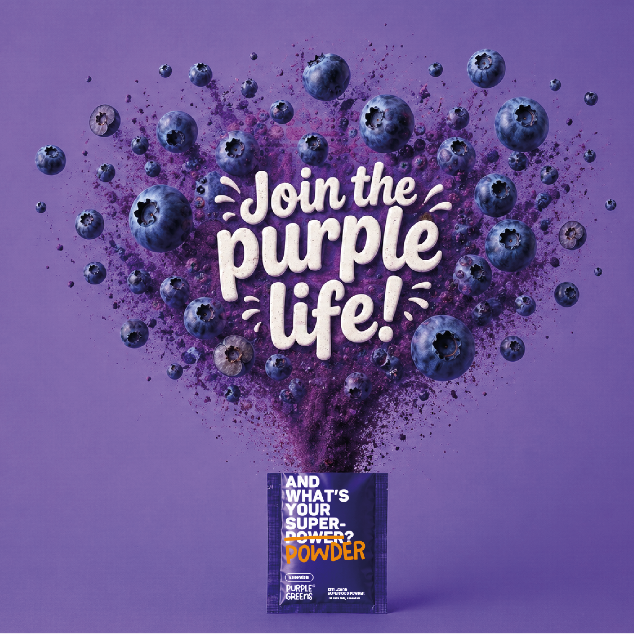 Kampagnenmotiv Join the Purple Life mit explodierenden Heidelbeeren über einem PurpleGreens® Essentials Sachet auf violettem Hintergrund